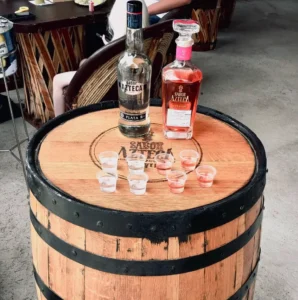 botellas de tequila con muestras en un barril